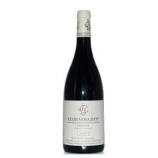 Bottiglia di Clos Vougeot Grand Cru 2009 AOC Burgundy Jean Jacques Confuron su sfondo neutro