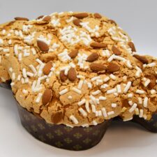 Colomba Artigianale Gin Rosa, colomba con crema al Gin Rosa, dettaglio mandorle e arance candite