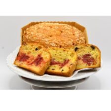 Dolce crema Rosmagno Ginrosa con fetta tagliata che mostra il ripieno alla crema e frutti rossi.